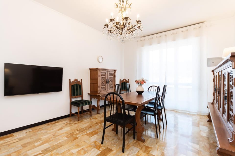 TV and multimedia, Living room, Seating area, Dining area