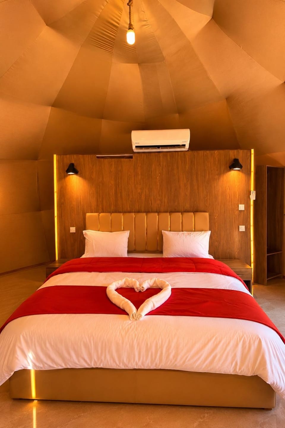 Bed, Photo of the whole room, Bedroom, air conditioner