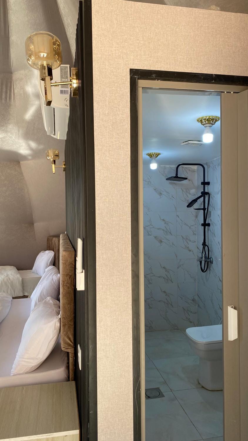 Shower, Toilet, Bed, Bathroom, Photo of the whole room, Bedroom, towels