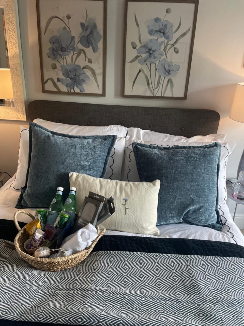 Bed, Bedroom, Drinks