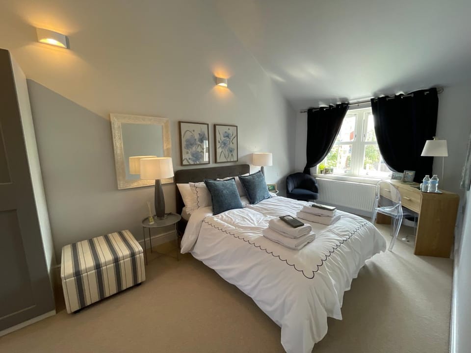 Bed, Photo of the whole room, Seating area, Bedroom, towels
