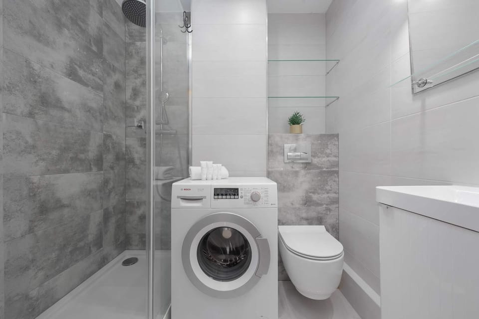 Shower, Toilet, Bathroom, towels, washing machine