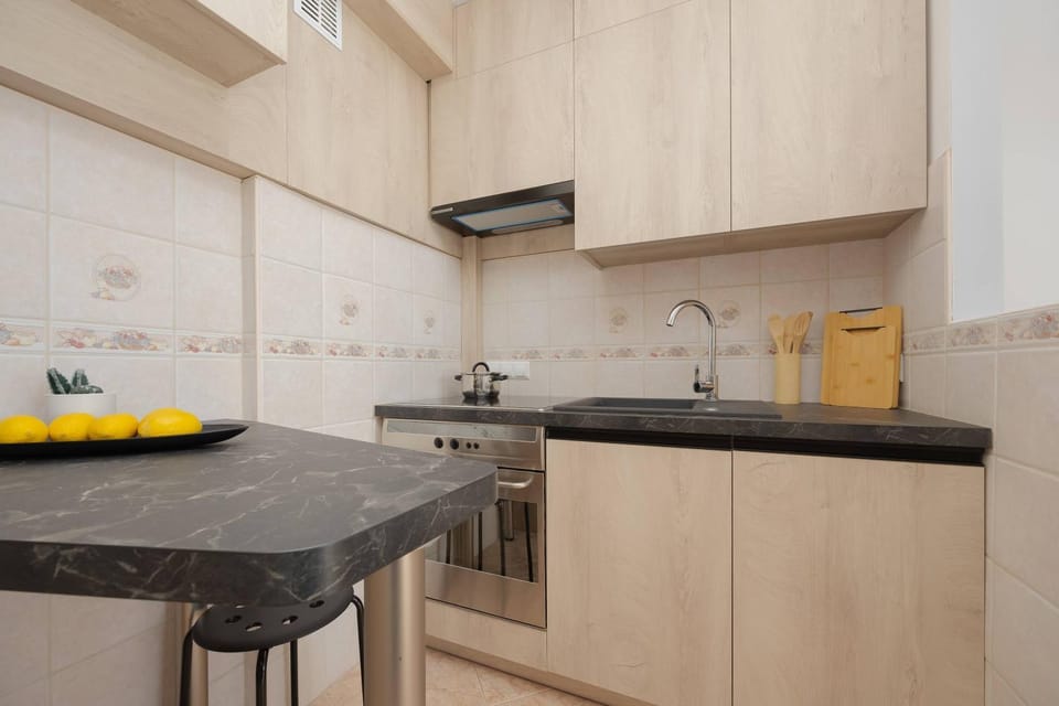 Coffee/tea facilities, Kitchen or kitchenette, stove