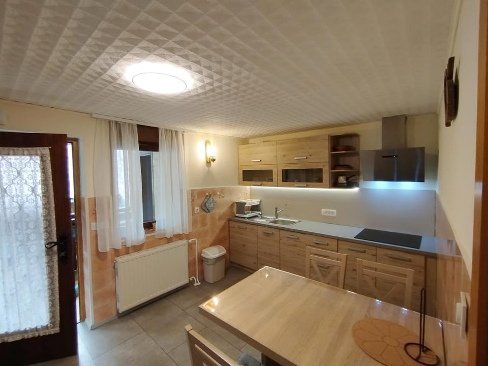 Kitchen or kitchenette, Dining area, stove