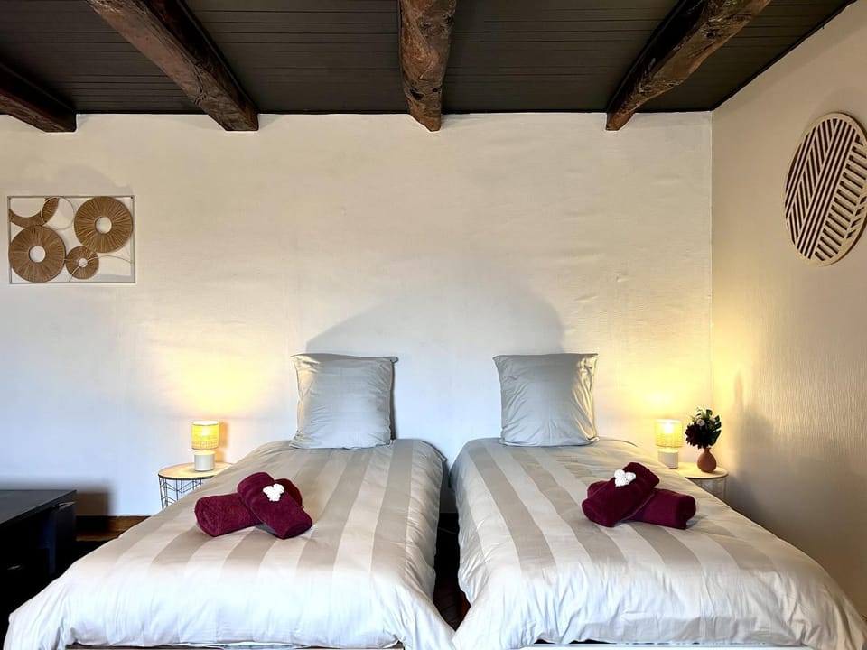 Bed, towels