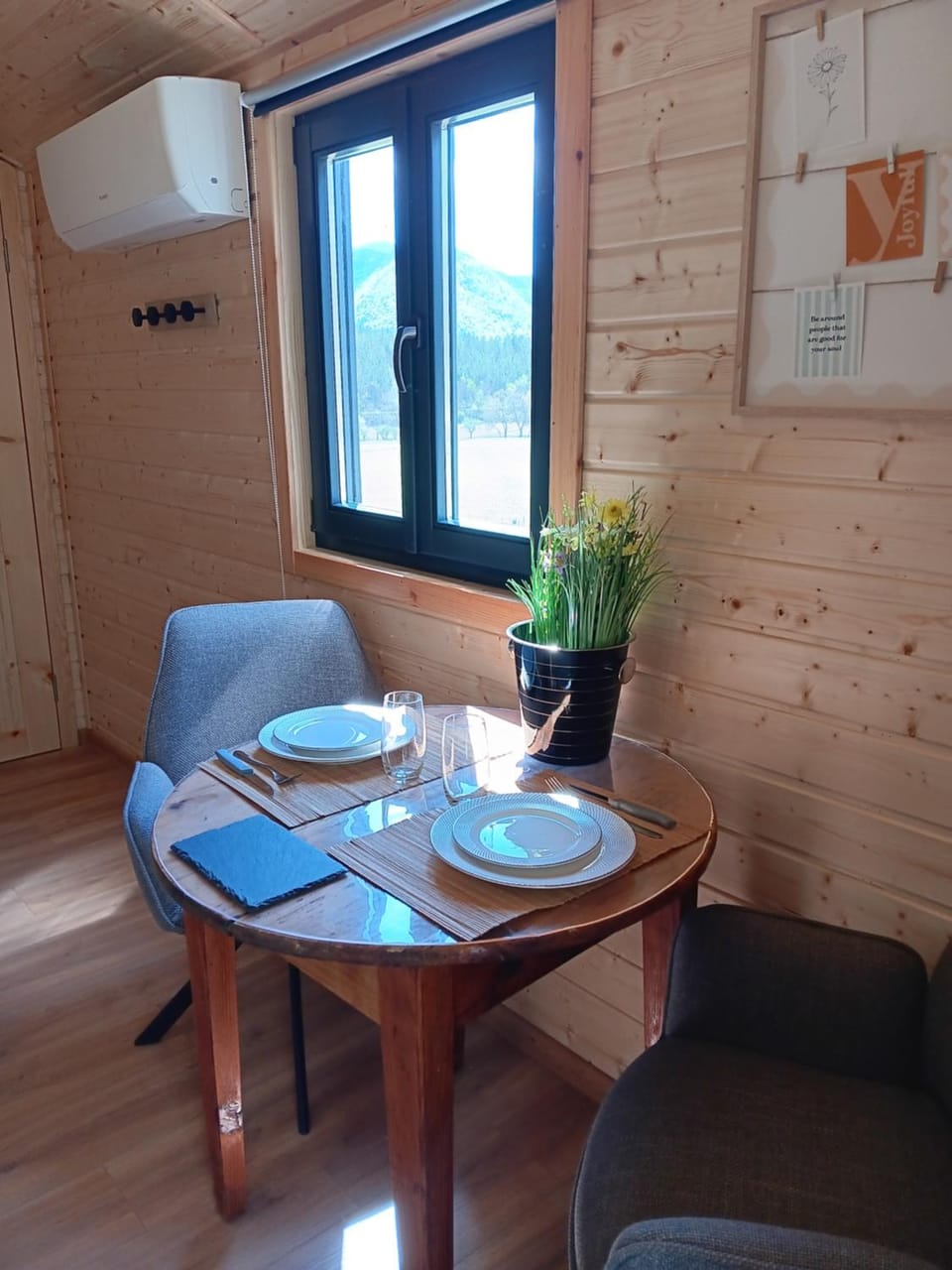 La roulotte des foins Bed and Breakfast in Provence-Alpes-Côte d'Azur