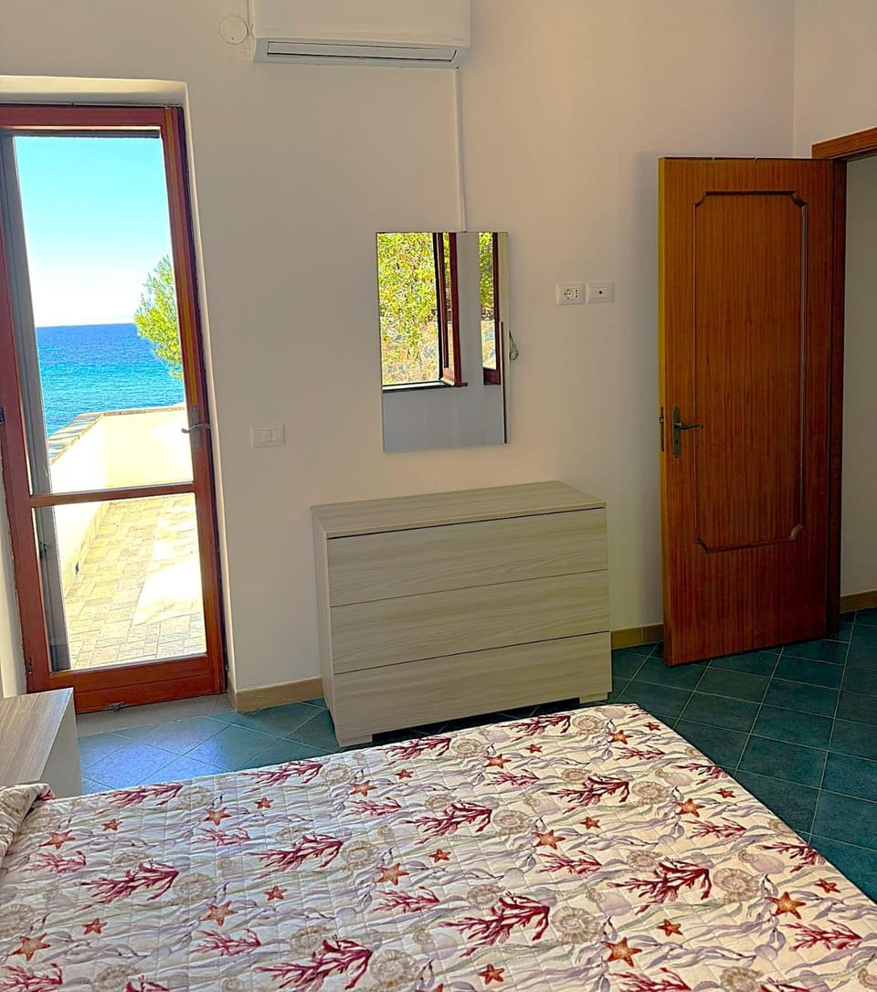 Appartamento con terrazza e discesa privata in spiaggia Apartment in Campania