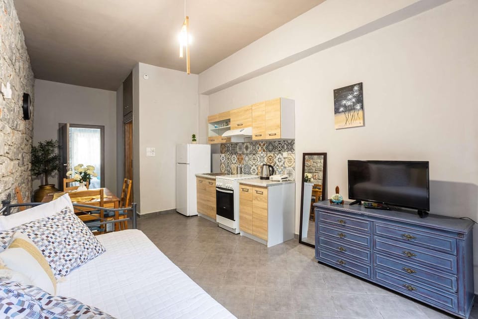 TV and multimedia, Kitchen or kitchenette, Living room, Seating area