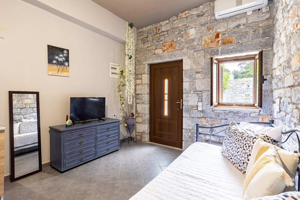 TV and multimedia, Living room, Seating area, air conditioner