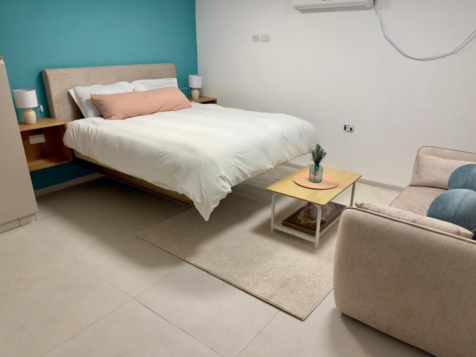 Bed, Seating area, Bedroom