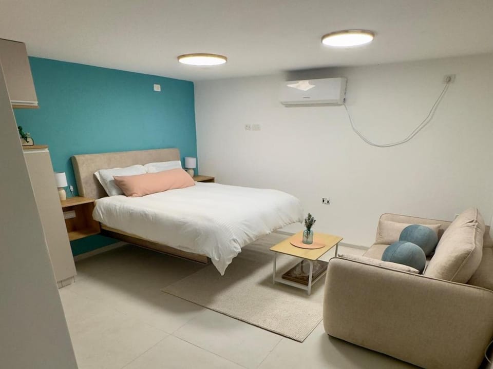 Bed, Photo of the whole room, Seating area, Bedroom, air conditioner