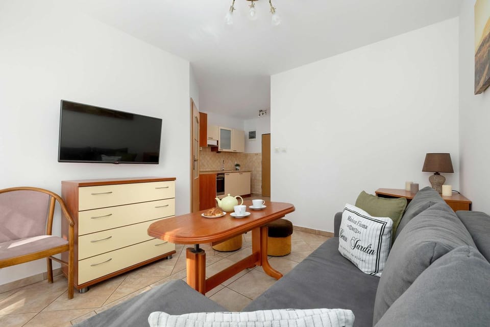 TV and multimedia, Living room, Seating area, Evening entertainment