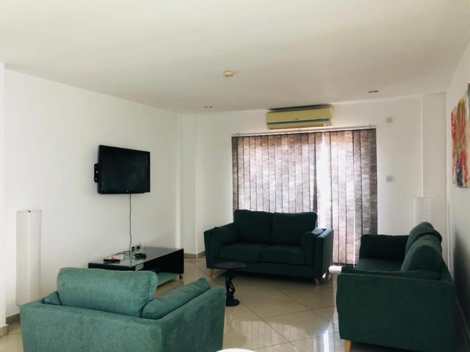 Communal lounge/ TV room, TV and multimedia, Living room, Seating area, Evening entertainment, air conditioner