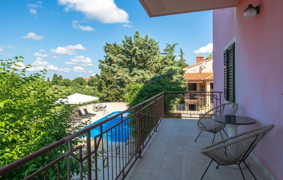 Property building, Balcony/Terrace, Pool view, Swimming pool