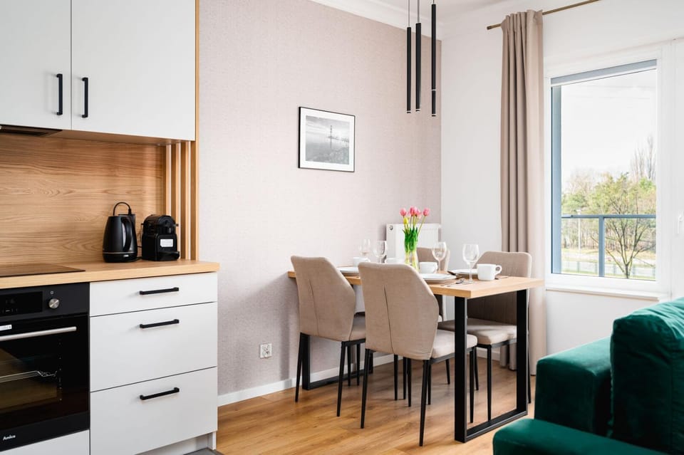 Coffee/tea facilities, Kitchen or kitchenette, Living room, Seating area, Dining area, stove