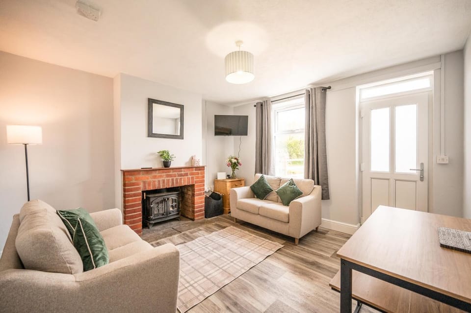 2 Crossing Cottage, Theberton House in Leiston