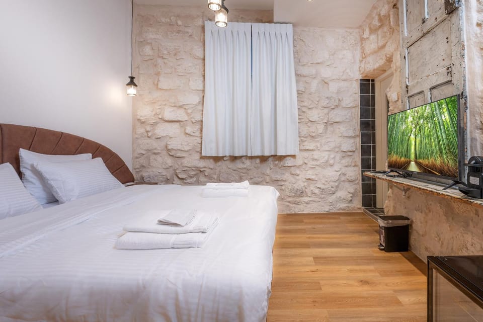 Bed, TV and multimedia, Photo of the whole room, Bedroom, towels