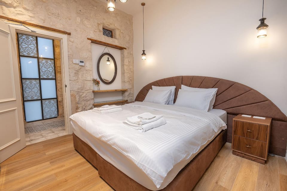 Bed, Photo of the whole room, Bedroom, towels