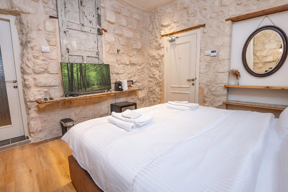 Bed, TV and multimedia, Photo of the whole room, Bedroom, wardrobe