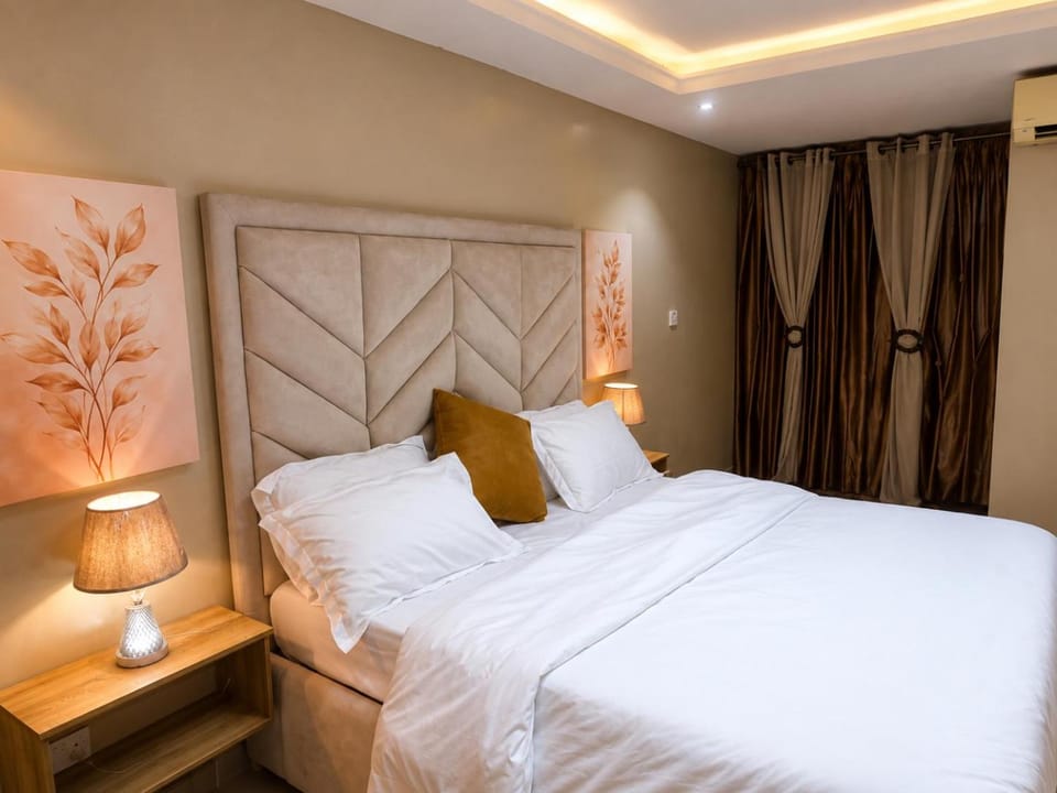 Shower, Toilet, Bed, Bathroom, TV and multimedia, Bedroom, Bath, bidet, wardrobe, air conditioner, air conditioner