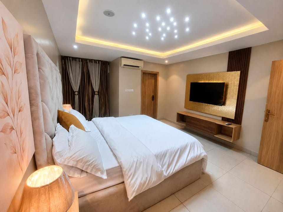 Shower, Toilet, Bed, Bathroom, TV and multimedia, Bedroom, Bath, bidet, wardrobe, air conditioner