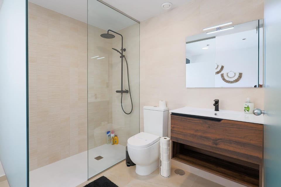 Shower, Toilet, Bathroom, towels