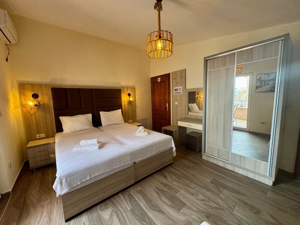 Bed, Photo of the whole room, Bedroom, towels