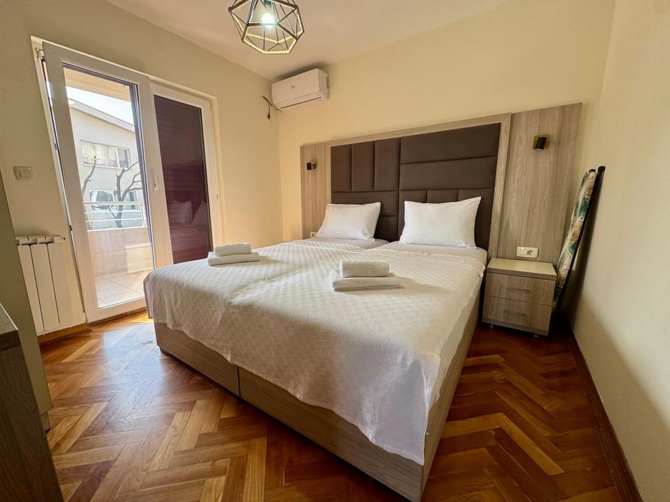 Bed, Bedroom, towels, air conditioner