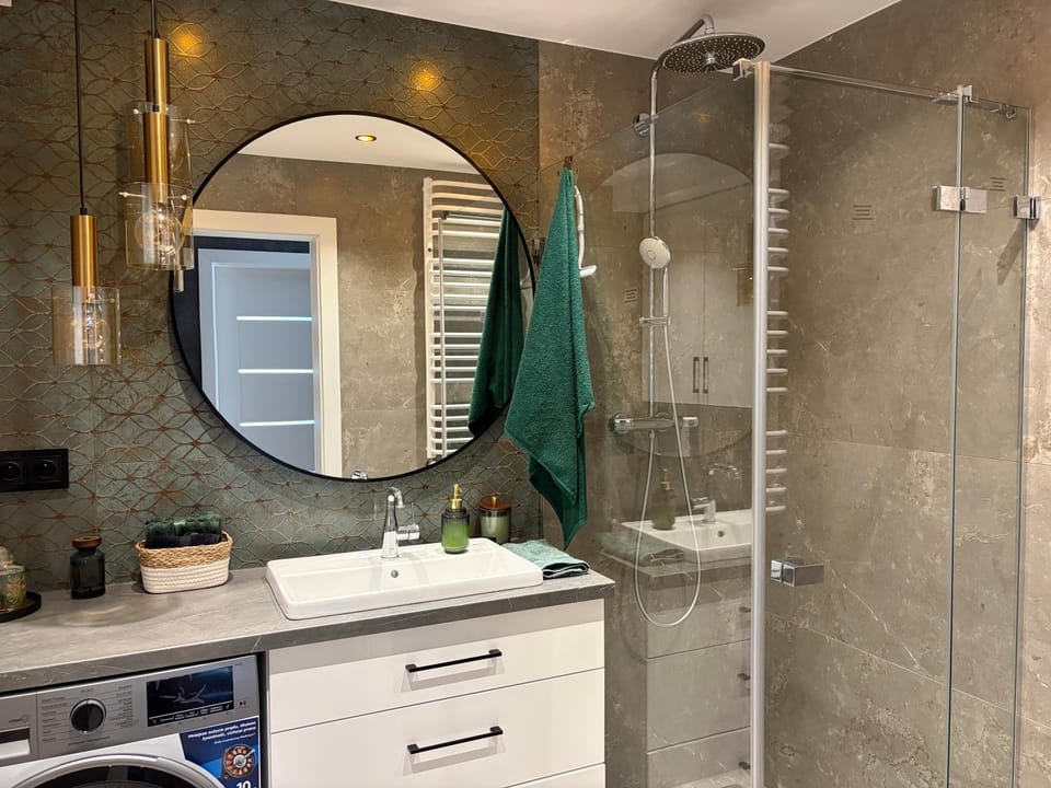 Shower, Bathroom, towels, washing machine