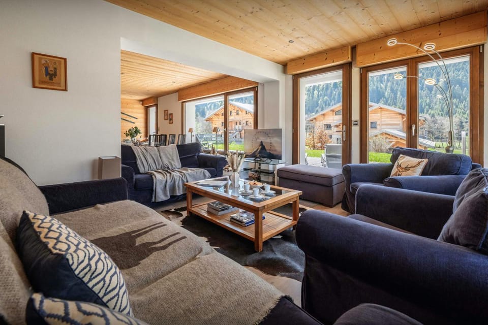 Communal lounge/ TV room, Winter, TV and multimedia, Living room, Seating area, Evening entertainment
