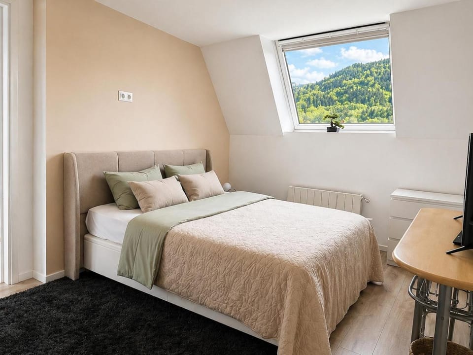 Photo of the whole room, Bedroom