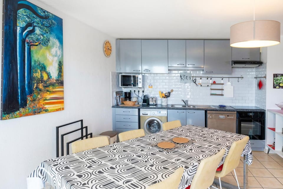 Property building, Kitchen or kitchenette, Living room
