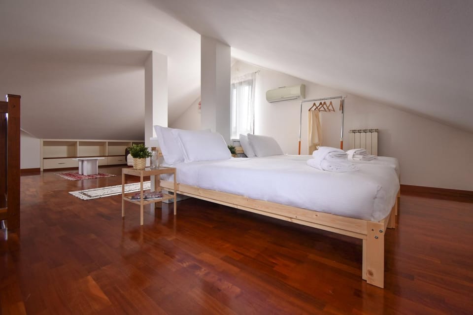 Bed, Photo of the whole room, towels, air conditioner