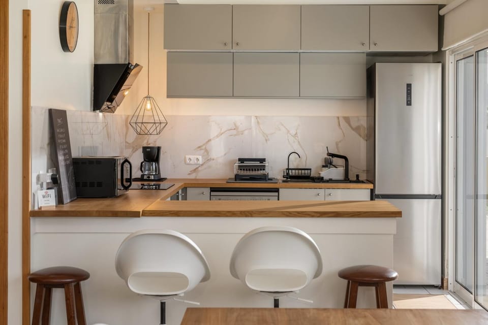 Coffee/tea facilities, Kitchen or kitchenette, oven, stove