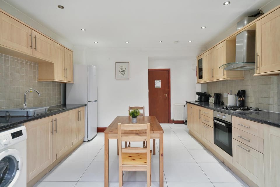 Kitchen or kitchenette, Dining area, oven, stove, toaster