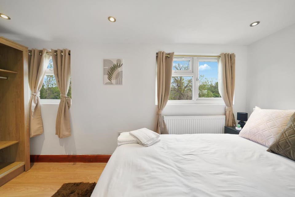 Bed, Photo of the whole room, Bedroom, towels, wardrobe