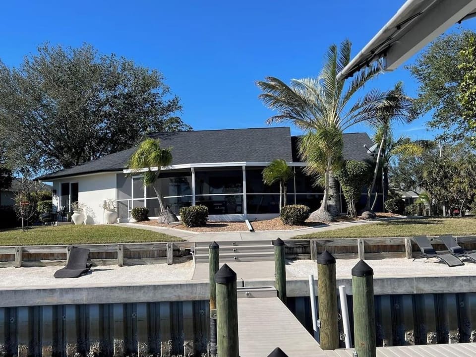 Private Beachfront Fun, Kayaks, Dolphins & Sunsets Await - Fins & Grins - Roelens House in Apollo Beach