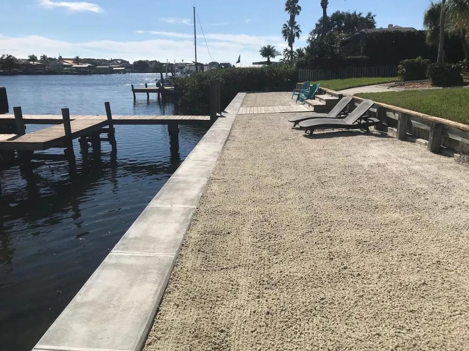 Private Beachfront Fun, Kayaks, Dolphins & Sunsets Await - Fins & Grins - Roelens House in Apollo Beach