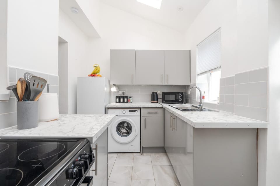 Coffee/tea facilities, microwave, oven, stove, stove, toaster, toaster, laundry, laundry, kitchen, kitchen