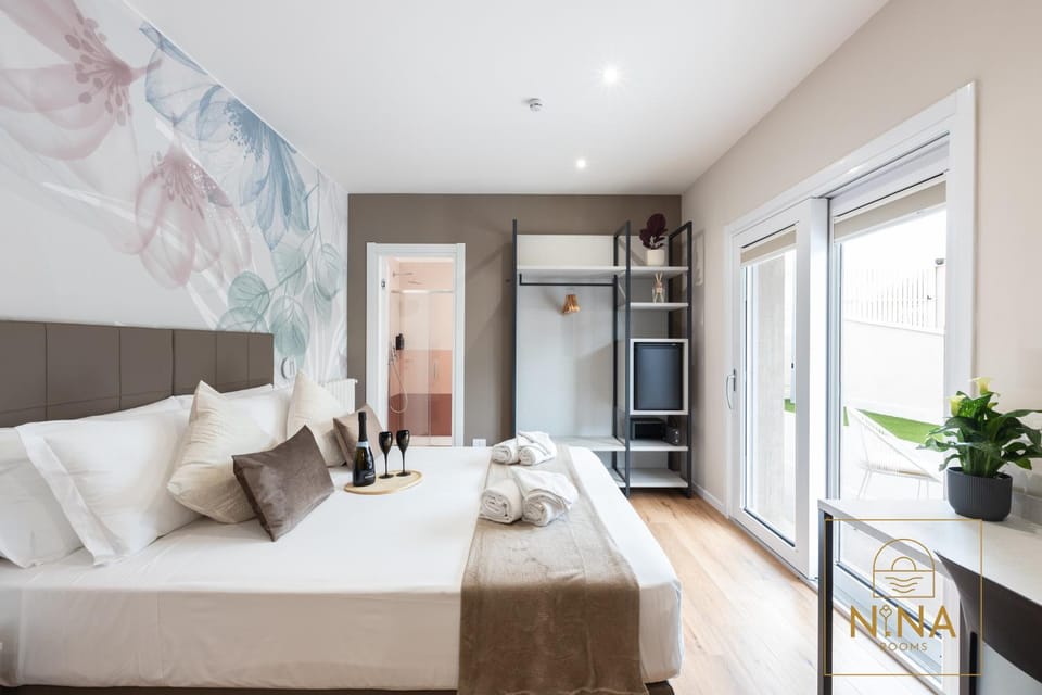Bed, TV and multimedia, Photo of the whole room, Bedroom, towels, wardrobe, air conditioner