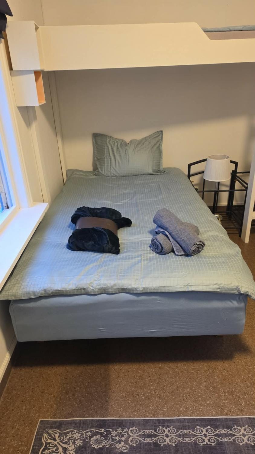 Bed, towels