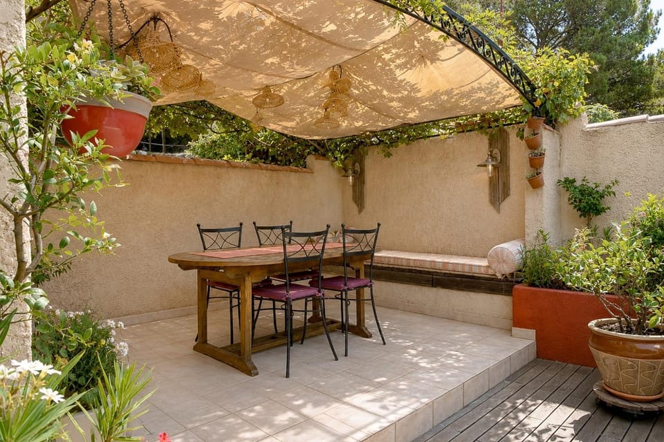Property building, Balcony/Terrace, Living room
