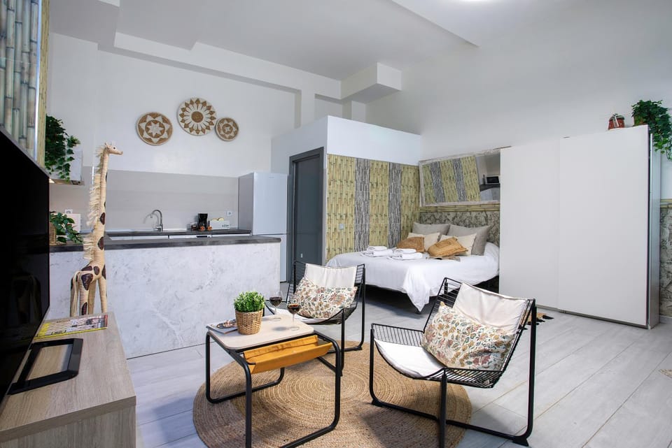 Bed, Kitchen or kitchenette, Living room