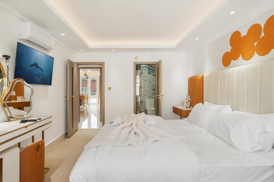 Bed, TV and multimedia, Bedroom, towels