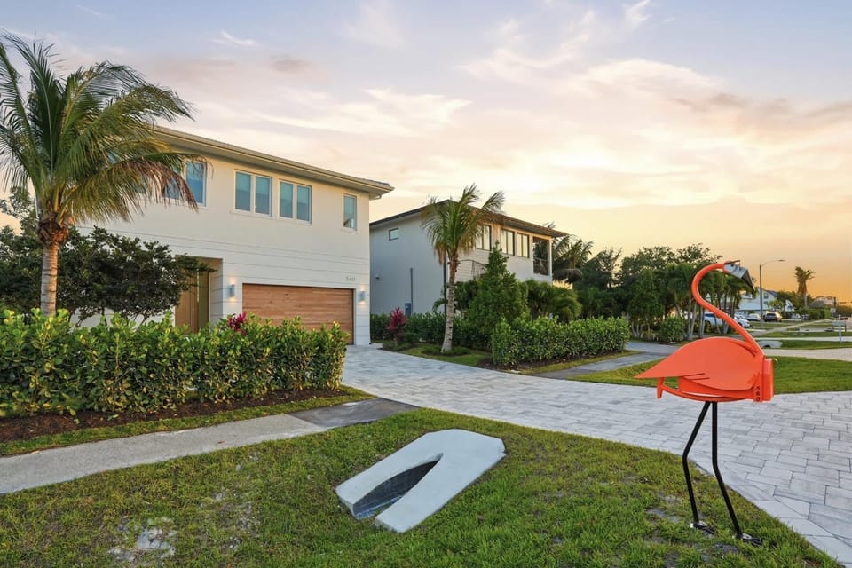 The Flamingo Retreat - Resort Pool - Walk to Beach House in Naples Park