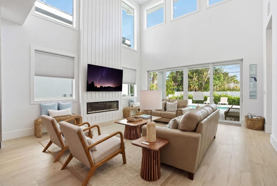The Flamingo Retreat - Resort Pool - Walk to Beach House in Naples Park