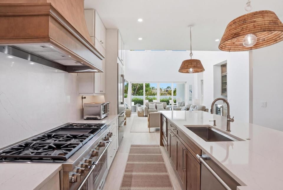 The Flamingo Retreat - Resort Pool - Walk to Beach House in Naples Park