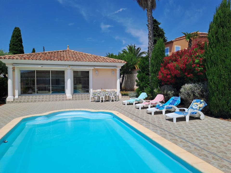 Property building, Swimming pool, sunbed