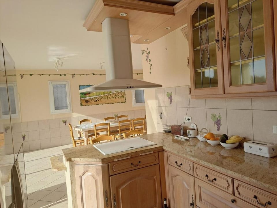 Seating area, Dining area, stove, kitchen