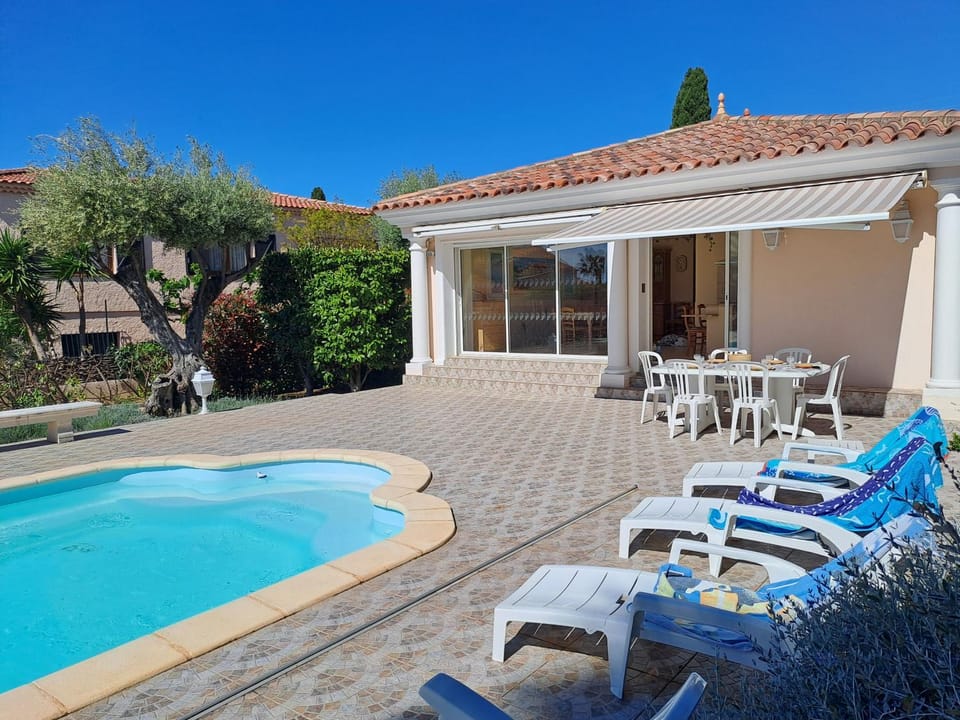 Patio, Dining area, Swimming pool, sunbed